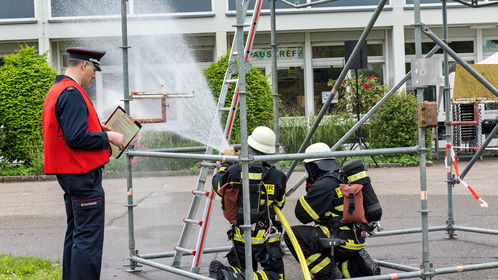 Der Angriffstrupp löscht einen fiktiven Brand in einer Garage